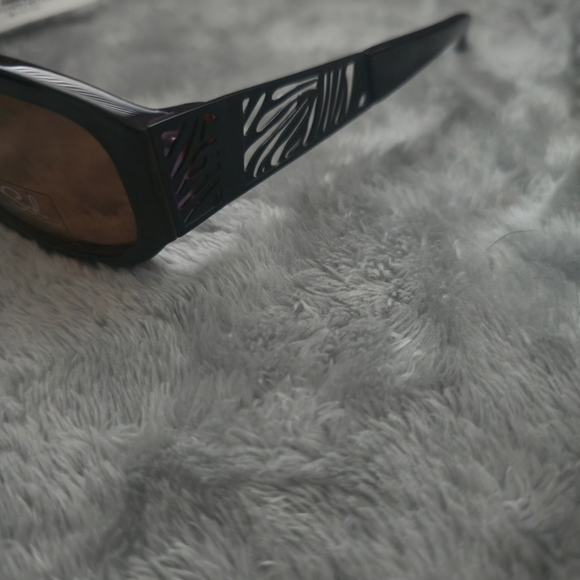 Daisy Fuentes Sol Red Sunglasses - Picture 2 of 6